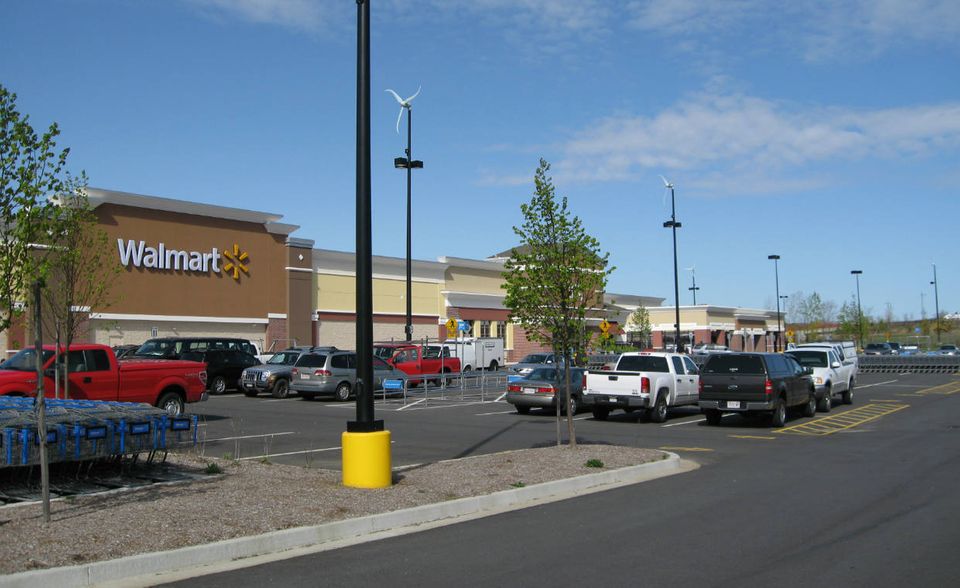 #1 Walmart: Das umsatzstärkste Unternehmen der Welt ist der Einzelhandelskonzern mit Sitz in Bentonville, Arkansas. Der Umsatz ist mit 500 Mrd. US-Dollar doppelt so hoch wie der des zweitplatzierten Exxon Mobile. Der Konzern erreicht auch bei anderen Kennzahlen Superlative. Mit mehr als zwei Millionen Angestellten ist das Unternehmen der größte private Arbeitgeber weltweit. Auch die etwa 12.000 Filialen sind im Einzelhandel beispiellos. Ähnliche Verbreitung finden lediglich Fast-Food Ketten wie McDonalds und Burger King.