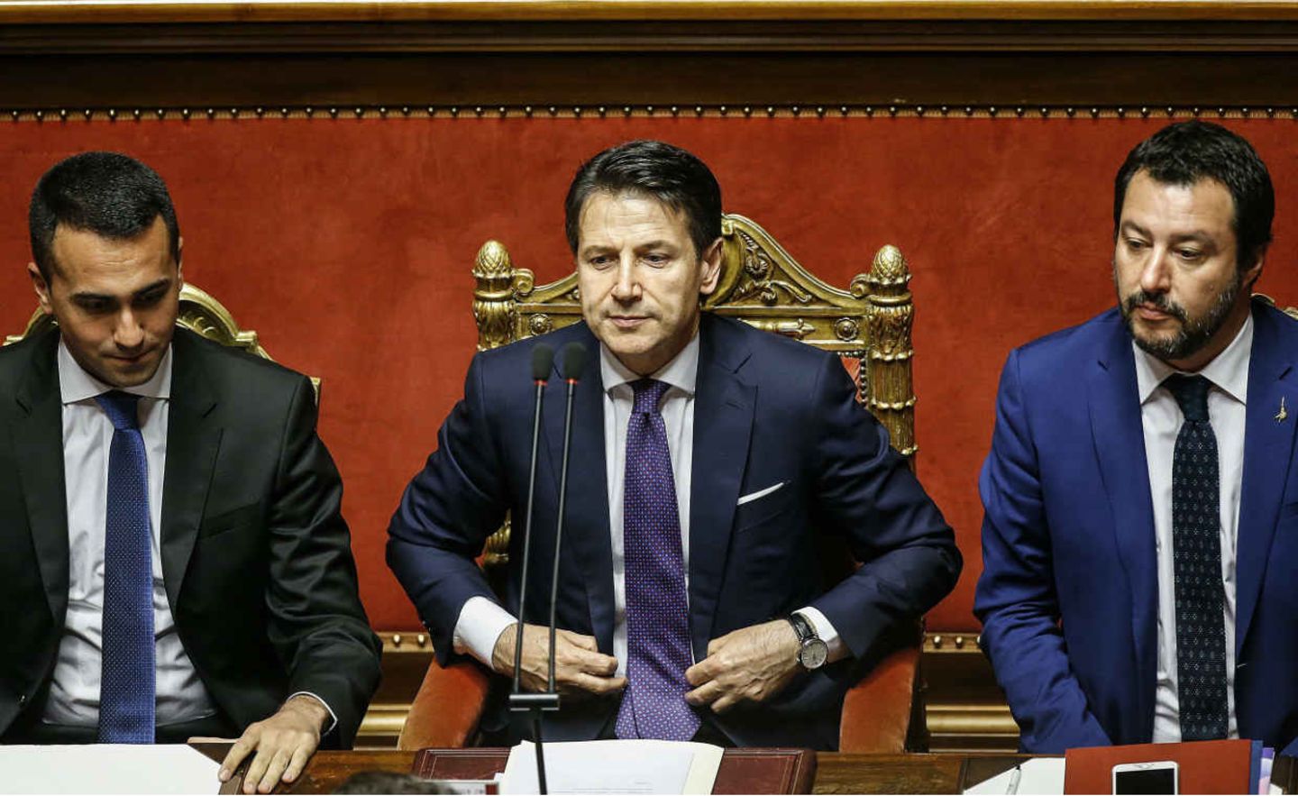 Italiens Regierungschef Conte flankiert von Wirtschaftsminister Di Maio (l.) und Innenminister Salvini (r.)