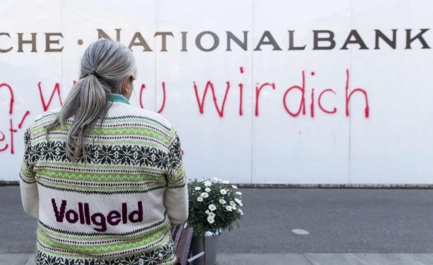 "Bitte erinnere dich, wozu wir dich gegründet haben" sprühten Vollgeld-Aktivisten auf eine Plakatwand vor der Schweizerischen Nationalbank