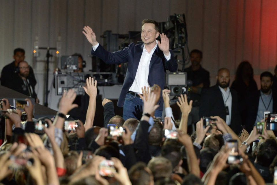Der Chef ist der Star: Tesla-CEO Elon Musk wird umjubelt