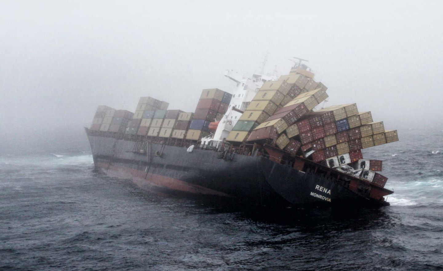 Bei der Havarie der „Rena“ gingen 2011 vor Neuseeland rund 100 Container über Bord. Etwa 1,25 Millionen solcher Transportbehälter gehören P&R-Anlegern – jedenfalls auf dem Papier. In der Realität existierten viele von ihnen nicht