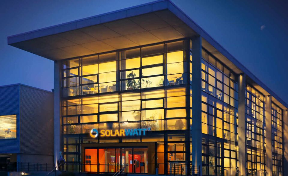 Solarwatt: Mit dem Dresdener Unternehmen hat sich im Geschäft mit Photovoltaikanlagen für Wohnanlagen und kleineren Gewerben auch ein deutschen Anbieter in diesem hart umkämpften Markt etabliert. Das Unternehmen ist Marktführer in der sogenannten Glas-Glas-Technologie. Solarwatt erhielt vor kurzem den German Innovation Award 2018.