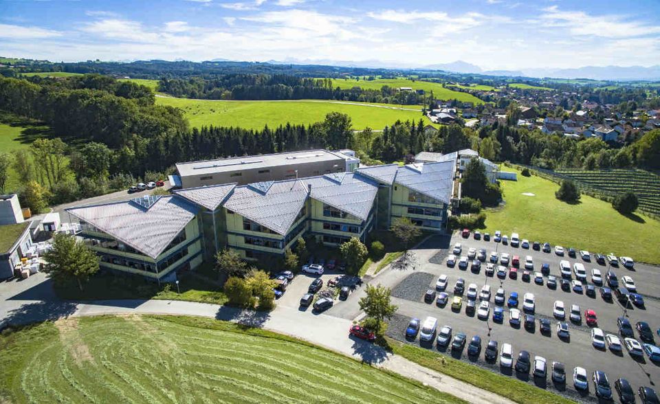 Sonnen: Das Allgäuer Start-up Sonnen produziert Speicherbatterien für Solaranlagen und konkurriert in dieser Branche mit Tesla. Sonnen drängt nun auch auf den Markt für E-Auto-Ladestationen. 2017 lag der Umsatz des 450-Mann-starken Unternehmens bei 65 Mio. Euro. Die Unternehmensberatung Deloitte listet Sonnen unter den Top-Ten der am schnellsten wachsenden Technologiefirmen in Deutschland.