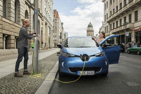 Ubitricity: Das vor zehn Jahren gegründete Berliner Unternehmen bietet schaltbare Steckdosen an mit denen man E-Autos sogar an Straßenlaternen aufladen kann. Das würde die Zahl der Ladestationen erheblich vergrößern. Mit einem intelligenten Ladekabel soll zudem die Kostenabrechnung vereinfacht werden.