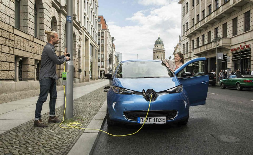 Ubitricity: Das vor zehn Jahren gegründete Berliner Unternehmen bietet schaltbare Steckdosen an mit denen man E-Autos sogar an Straßenlaternen aufladen kann. Das würde die Zahl der Ladestationen erheblich vergrößern. Mit einem intelligenten Ladekabel soll zudem die Kostenabrechnung vereinfacht werden.