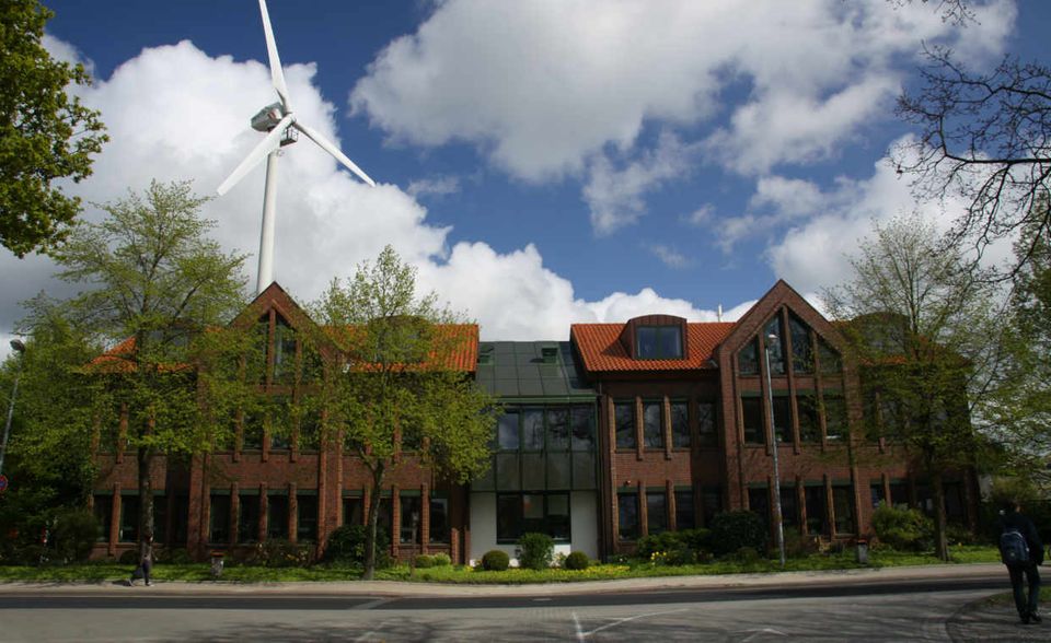 Enercon: Last but not Least: Enercon ist der größte deutsche Hersteller von Windenergieanlagen. Der Firmensitz (Bild) liegt im beschaulichen Aurich in Ostfriesland. Das Unternehmen ist mit weit über 10.000 Mitarbeitern das größte Unternehmen der hier aufgeführten Greentech-Konzerne. Enercon betreibt Produktionsstätten auf der ganzen Welt verteilt. Brasilien, Argentinien und die Türkei sind nur einige Betriebsstätten aus dem Portfolio der Windkraftanlagenbauer.