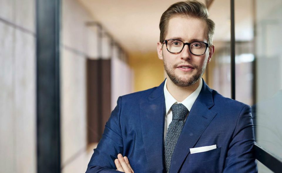 Christian Berner: Mit 27 Jahren hat es der Jungunternehmer zum CEO der Berner Group und damit zum Arbeitgeber von über 9000 Mitarbeitern gebracht. Dabei hatte der Sohn von Albert Berner, dem Chef des Schraubenkonzerns, eigentlich anderes vor: Nach einer Promotion sollte es nach Hongkong gehen, danach wollte er in weiteren Unternehmen arbeiten, ehe es in den Familienkonzern nach Künzelsau zurückgeht. Aber als es an der Konzernspitze zu Streit kommt, bittet ihn die Familie nach Hause.