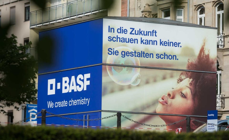 Am besten fuhren Anleger mit der Aktie des Chemiekonzerns BASF: Der Titel hat seit April 2000 um 236 Prozent zugelegt.