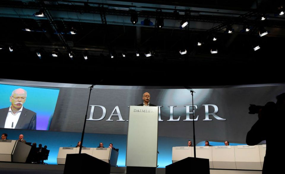 Wer im Frühjahr nach der Jahrtausendwende bei Daimler eingestiegen ist, wird nicht zufrieden sein mit der Performance des Titel: minus zwei Prozent.