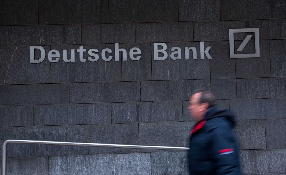 Wenig zu lachen haben auch die Aktionäre der Deutschen Bank - gerade in letzter Zeit. Der Wertverlust der Aktie seit April 2000 beträgt satte 81 Prozent.
