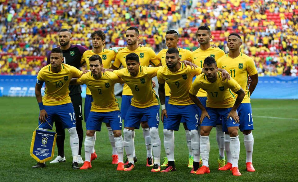 #3 Brasilien (981 Mio. Euro): Der fünfmalige Titelträger ist in allen Mannschaftsteilen bestens besetzt. Zudem haben sie mit Neymar (180 Mio. Euro) den aktuell wertvollsten Spieler in ihren Reihen. Insbesondere in der Defensive steht bei den Brasilianern ein Umbruch bevor. Die meisten der Verteidiger sind schon über 30 und werden in diesem Jahr womöglich ihre letzte WM spielen.