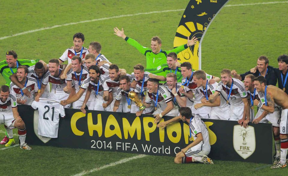 #4 Deutschland (Marktwert 883 Mio. Euro): „Eine Mannschaft ohne echten Superstar“ - So wurden die Deutschen vor vier Jahren bei ihrem WM-Sieg bezeichnet. Bei der aktuellen WM bietet sich ein ähnliches Bild. Wertvollster Spieler ist Toni Kroos mit einem Marktwert von 80 Mio. Euro. Auffällig ist, dass bis auf die Ausnahmen Kevin Trapp und Mario Gomez alle Spieler einen Marktwert im zweistelligen Millionenbereich besitzen.