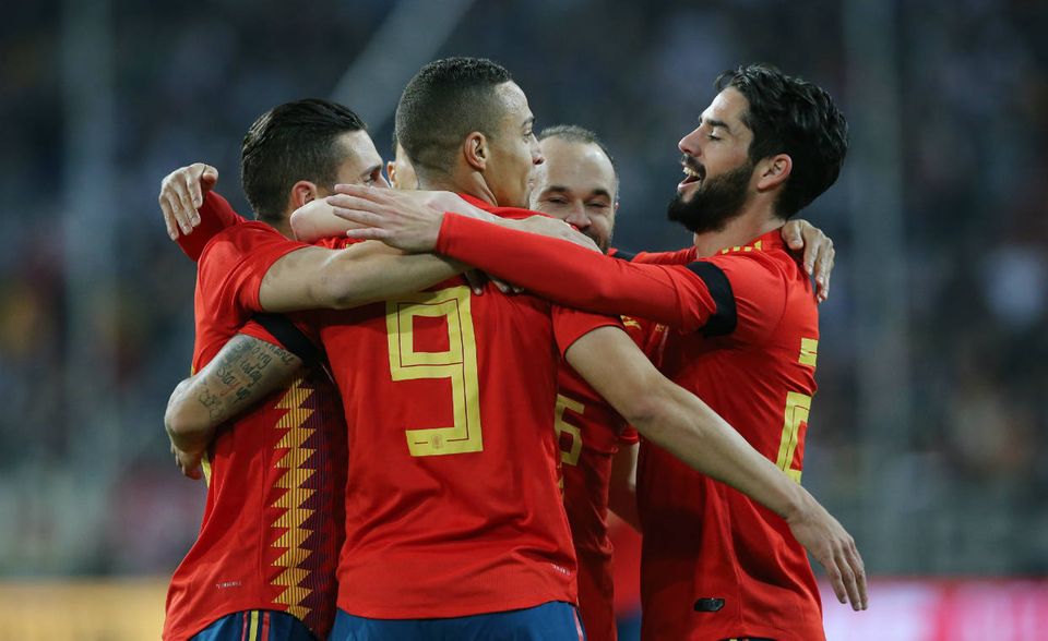 #2 Spanien (Marktwert 1,03 Mrd. Euro): Nach einer demütigenden WM 2014 wollen die Spanier dieses Jahr wieder voll angreifen. Das Team ist wie das der Deutschen gespickt mit Ausnahmekönner, jedoch ohne echten Superstar. Wertvollster Spieler ist der Mittelfeldstratege vom FC Barcelona Sergio Busquets. Das Team zählt mit einem Durchschnittsalter von 28,5 Jahren zu den älteren Teams im Wettbewerb.