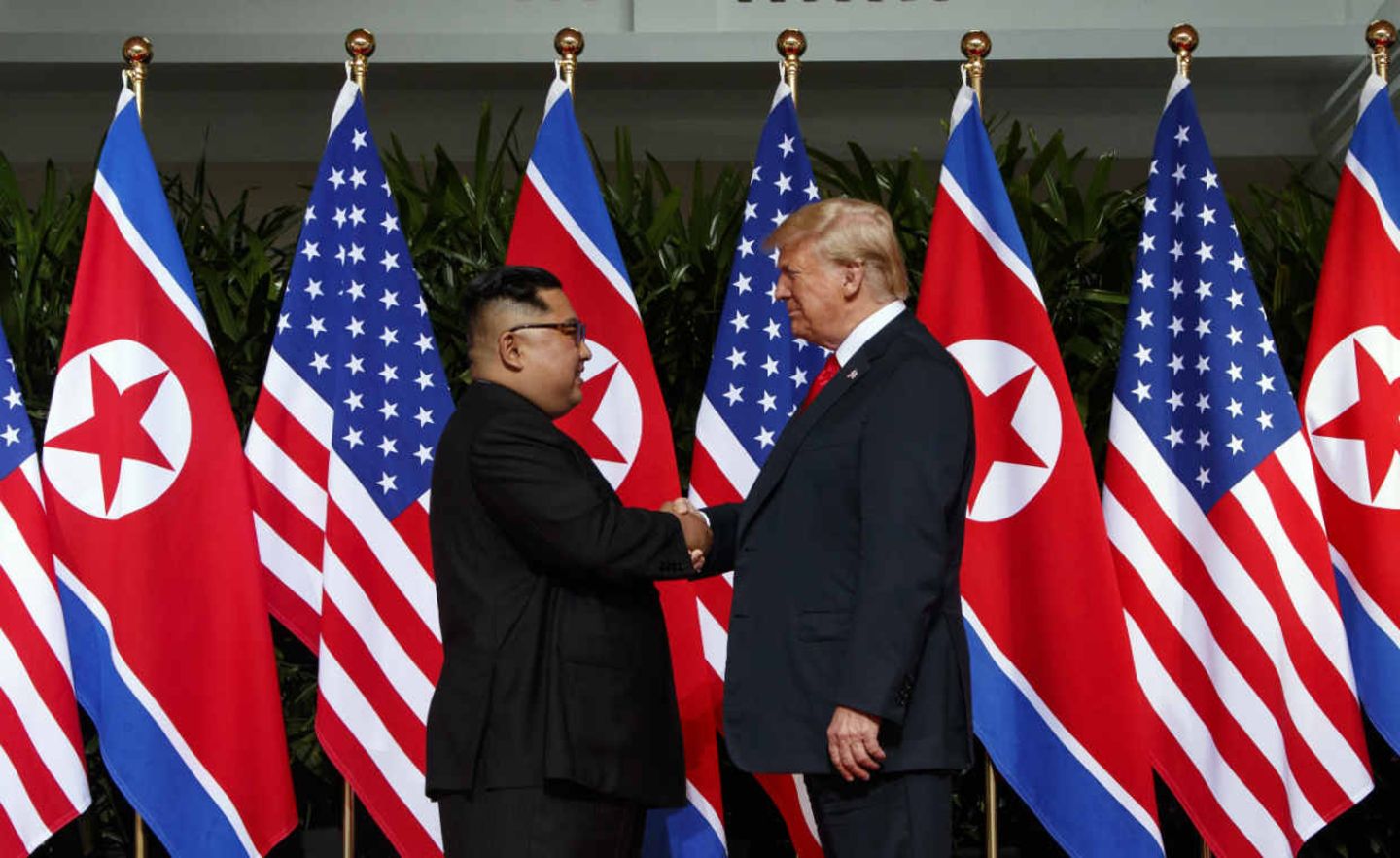 Nordkoreas Machthaber Kim Jung Un und US-Präsident Donald Trump bei ihrem historischen Gipfeltreffen in Singapur