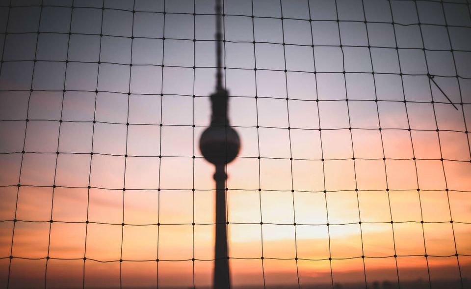 #9 Berlin wäre vermutlich für viele Menschen der naheliegende Sieger eines Homeoffice-Rankings gewesen. Schließlich ist die Hauptstadt Heimat vieler agiler Start-ups, deren Mitarbeiter gern auch mal vom Café aus ihre Aufgaben verrichten. Unter 164.052 Jobanzeigen fanden die Experten von WBS aber lediglich 2515 Homeoffice-Offerten – ergibt eine Quote von mageren 1,5 Prozent.