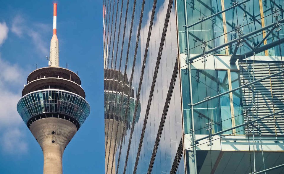 #1 Düsseldorf ist mit weitem Abstand die Homeoffice-Hochburg unter den 20 größten Städten Deutschlands. Von 47.710 Jobanzeigen offerierten 1609 Homeoffice. Das ergibt einen Anteil in Höhe von 3,4 Prozent – doppelt so viel wie der bundesweite Durchschnitt. Die Landeshauptstadt Nordrhein-Westfalens geht da mit gutem Beispiel voran. Andere Städte aus dem bevölkerungsreichsten Bundesland wie Bielefeld, Duisburg und Wuppertal bilden in dem Ranking hingegen die Nachhut.