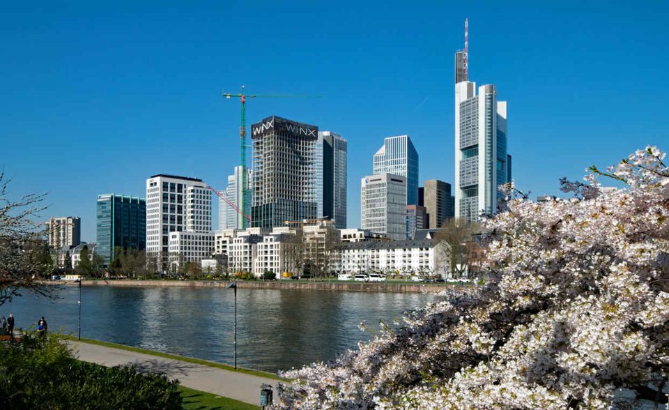 #5 Die Bankenmetropole Frankfurt am Main könnte eigentlich eine Hochburg der Homeoffice-Bewegung sein. Im Gegensatz zur verarbeitenden Industrie oder dem Handwerk lassen sich viele Finanzdienstleistungen doch sicher auch jenseits des Büros verrichten. Aber in nur 1371 von 72.709 untersuchten Jobanzeigen fand der Index einen Verweis auf Heimarbeit. Dafür liegt Frankfurt mit einer Quote von 1,9 Prozent leicht über dem bundesweiten Durchschnitt (1,7 Prozent).