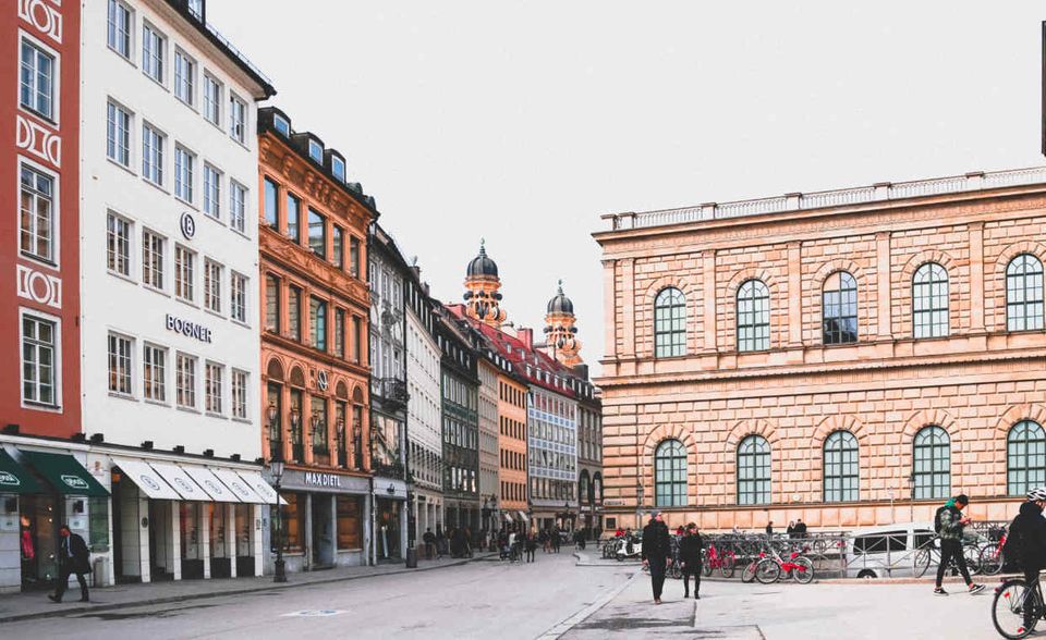 #4 München war mit 136.239 untersuchten Inseraten der mit Abstand größte Jobmarkt hinter Berlin. Die bayerische Landeshauptstadt schnitt aber sehr viel besser ab. Unter 136.239 Inseraten gab es 1193 Homeoffice-Angebote – macht eine Quote von gerundet zwei Prozent.