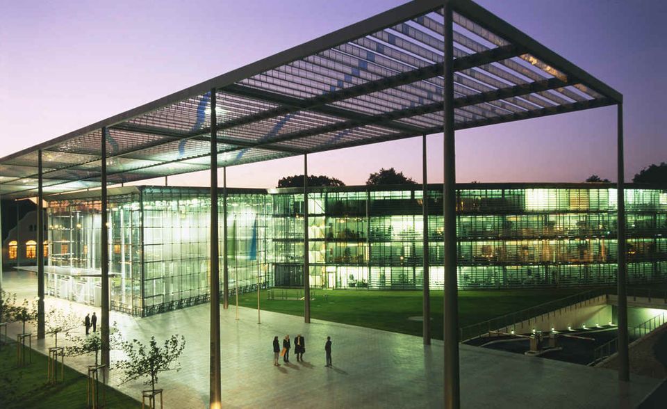 Bayer: Vor der Konzernzentrale der Bayer AG in Leverkusen werden Besucher von einer beeindruckend Pergola empfangen. Der moderne Laubengang ist rund 120 Meter lang und 16 Meter hoch. Er besteht aus Makrolon, einem vielseitig einsetzbaren Kunststoff, der unter anderem bei der Herstellung von DVDs verwendet wird. Bayer setzt mit der riesigen Pergola ein besonderes Zeichen: Makrolon wurde 1953 bei dem Unternehmen erfunden.