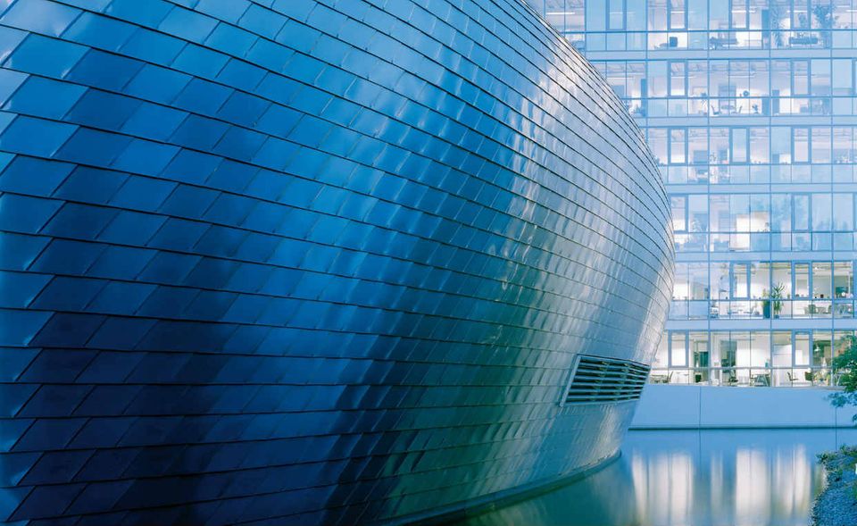 Beiersdorf: Das Beiersdorf AG Forschungszentrum in Hamburg erinnert ein wenig an die glänzenden Museumsbauten des Architekten Frank Gehry. Hinter der Edelstahlfassade verbirgt sich ein Hörsaal. Seine Oberflächenstruktur greift das Thema des Zentrums auf, das der Hautforschung gewidmet ist. Das Gebäude wurde 2004 fertiggestellt. Beiersdorf arbeitet aber bereits an einem Neubau ...