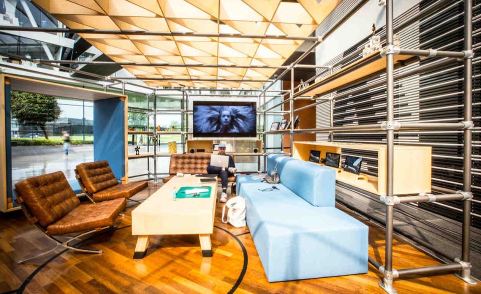 Stahl und Glas dominiere im Adidas-Konzerngebäude „Laces“. Für einige heimeligere Atmosphäre sorgen im offenen Arbeitsbereich „Elvis“ Polstermöbel, Holzfußboden und eine abgehängte Deckenkonstruktion.