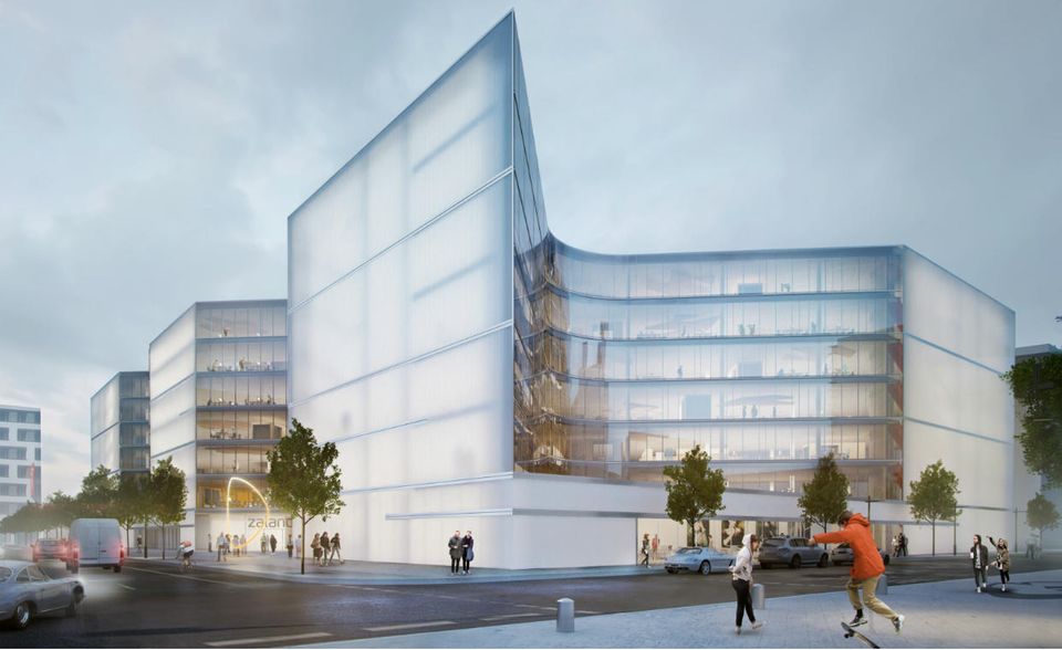 Zalando Campus: Mehr als 5700 Menschen arbeiten derzeit nach Unternehmensangaben in Berlin für Zalando. Sie sind über diverse Standorte in der Hauptstadt verteilt. Der Zalando Campus soll die Belegschaft zusammenführen. Der Campus besteht aus mehreren Büros in der Nähe der Mercedes Benz Arena im Stadtteil Friedrichshain. Das Konzept erinnert an das Silicon Valley ...