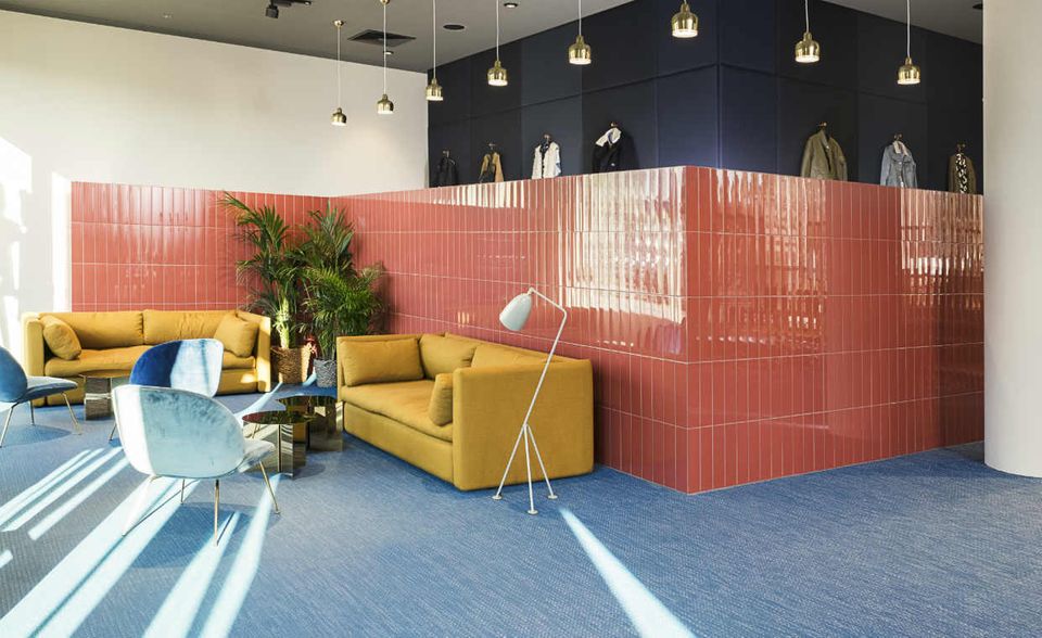 Zalando: Von so viel Farbe kann in vielen steril-weißen Büros in Deutschland nur geträumt werden. Online-Händler Zalando setzt in seiner Zentrale in der Berliner Tamara-Danz-Straße auf ein kreatives Umfeld für die Mitarbeiter. Das soll aber bald ganz anders aussehen.