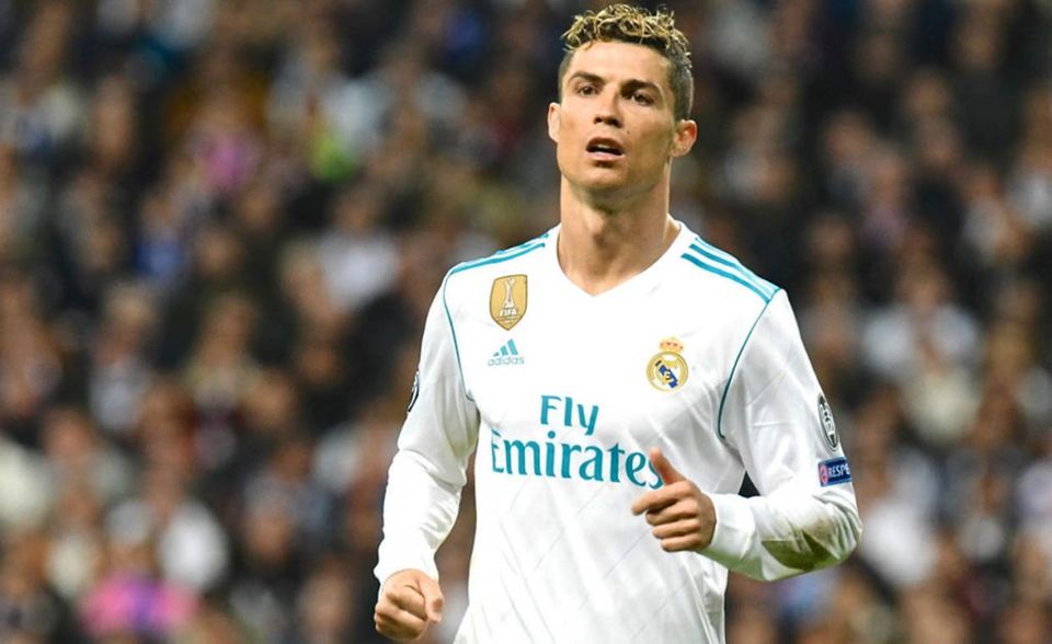 #1 Cristiano Ronaldo: Cristiano Ronaldo ist nicht nur im Fußball absolute Spitze. Mit einem Einkommen von 93 Millionen Dollar überflügelte der Portugiese 2017 nach Berechnungen von „Forbes“ alle anderen aktiven Profisportler weltweit (NBA-Star LeBron James kam demnach auf insgesamt 86 Millionen Dollar). 58 Millionen Dollar verdiente Ronaldo allein mit Gehalt und Bonuszahlungen bei Real Madrid. Bei seinem neuen Verein Juventus Turin liegt das Fixgehalt angeblich bei 33 Millionen, Bonuszahlungen jedoch noch nicht eingerechnet.