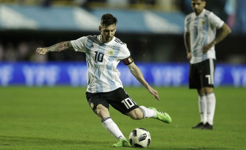 #2 Lionel Messi: Lionel Messi wurde fünfmal zum Weltfußballer gewählt. Der Weltmeistertitel für seine Heimat Argentinien fehlt dem Ausnahmesportler vom FC Barcelona aber noch. Einen anderen Titel hat Messi 2017 knapp verpasst. Mit insgesamt 80 Millionen US-Dollar (davon 53 Millionen Dollar Gehalt und Bonuszahlungen) landet er auf der „Forbes“-Liste der bestbezahlten Fußballer auf dem zweiten Rang.