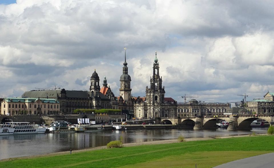 #16 Sachsen: Steuerehrlich im Osten. Seit 2010 gab es in Sachsen nur 747 Selbstanzeigen mit Bezug zu Kapitalanlagen im Ausland, die Mehreinnahmen für den Freistaat lagen bei 7,08 Mio. Euro. Im Schnitt mussten also nur 9.300 Euro pro Selbstanzeige nachgezahlt werden.
