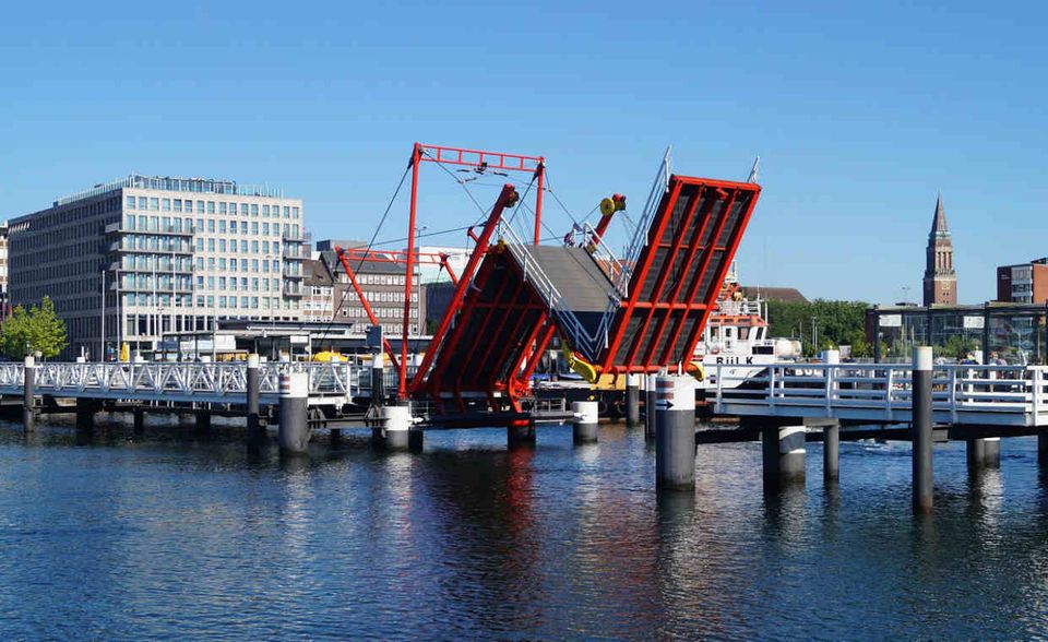 #1 Schleswig-Holstein: Wer hätte das gedacht? Schleswig-Holstein, eigentlich bekannt für Watt und Weiden, liegt mit Abstand auf dem ersten Platz der Steuersünder. 2143 Selbstanzeigen führten zu Mehreinnahmen von 230,5 Mio. Euro. Im Schnitt: 107.500 Euro!