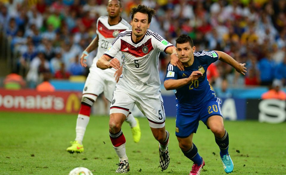 #2 Mats Hummels: Für einen Verteidiger ist ein Marktwert von 60 Mio. Euro durchaus bemerkenswert. Der 29-Jährige stammt aus Bergisch Gladbach und spielt nach einer erfolgreichen Zeit bei Borussia Dortmund seit einigen Jahren bei Bayern München. Hummels ist bekannt für seine konstanten Leistungen und leistet sich selten Fehler. Kurz vor der WM kritisierten einige Beobachter aber seine fehlende Antrittsschnelligkeit. Das Tor der Mexikaner im Auftaktspiel wurde auch ihm angekreidet.