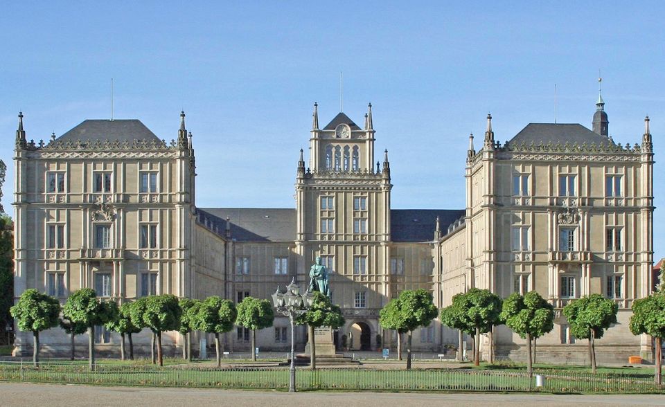 #9 Coburg - Der größte Arbeitgeber der kreisfreien Stadt ist das Versicherungsunternehmen HUK-Coburg mit mehr als 5000 Mitarbeitern. Ein zweiter großer Arbeitgeber ist der Autozulieferer Brose. BIP relativ zum deutschen Durchschnitt im Jahr 2014: 232.31