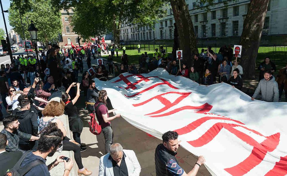 Hunderte türkische und kurdische Demonstanten ziehen beim Besuch von Präsident Recep Tayyib Erdogan vor 10, Downing Street in London. Der Schriftzug "Tamam" steht für "genug" und ist zum Slogan der Opposition vor den Wahlen geworden.
