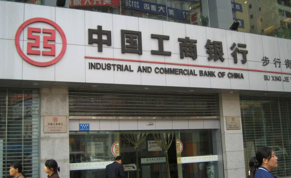 #1 Industrial and Commercial Bank of China (Bilanzsumme: 4009 Mrd. Dollar) - Die größte Bank der Welt kommt aus China. Sie unterhält mehr als 17.000 Filialen und betreut rund 530 Millionen Privatkunden. Seit 2006 ist die ICBC an der Börse gelistet.