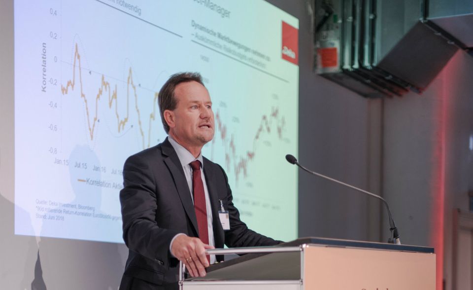 Stefan Keitel, Vorsitzender der Geschäftsführung der Deka Investment, analysierte, warum Anleger in Zeiten sich verändernder Notenbank- und Geopolitik auf aktive Anlage-Strategien setzen sollten, also auf Fonds, bei denen ein Fondsmanager die Wertpapierauswahl steuert.