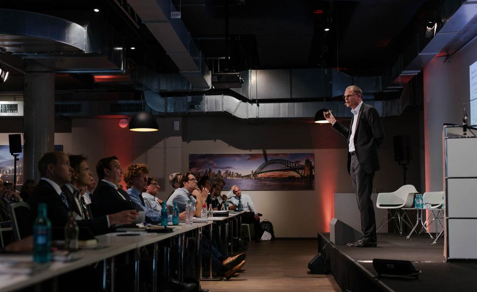 Thorsten Neumann, Mitglied im Investment-Komitee der genossenschaftlichen Fondsgesellschaft Union Investment, erklärte, wie künstliche Intelligenz helfen kann, bessere Anlageentscheidungen zu treffen. Ein Beispiel: Anhand von Computer-Programmen ließ sich während des Datenskandals bei Facebook zeigen, dass die Zahl der Online-Suchanfragen stark anstieg, wie Nutzer ihr Facebook-Konto löschen können – und parallel dazu brach der Aktienkurs des sozialen Netzwerks ein.