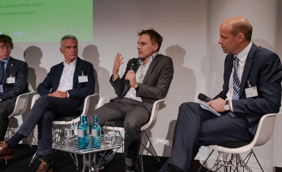 Gerhard Schick (2. v. r.), Finanzexperte der Grünen, diskutierte unter anderem mit Matthias Wiegel (2. v. l.) vom AfW Bundesverband Finanzdienstleistungen darüber, warum die Deutschen kaum Vermögen aufbauen. Schicks These: Der schlechte Ruf der Finanzbranche halte viele Bundesbürger davon ab, sich mit dem Thema zu beschäftigen. Obendrein verriet Schick sein bestes und gleichzeitig schlechtestes Investment: Die Aktie des Solarzellenherstellers Solarworld, die erst explosionsartig anstieg und zwischenzeitlich mehr als 7000 Euro kostete. Inzwischen ist Solarworld insolvent, die Aktie notiert im Cent-Bereich.
