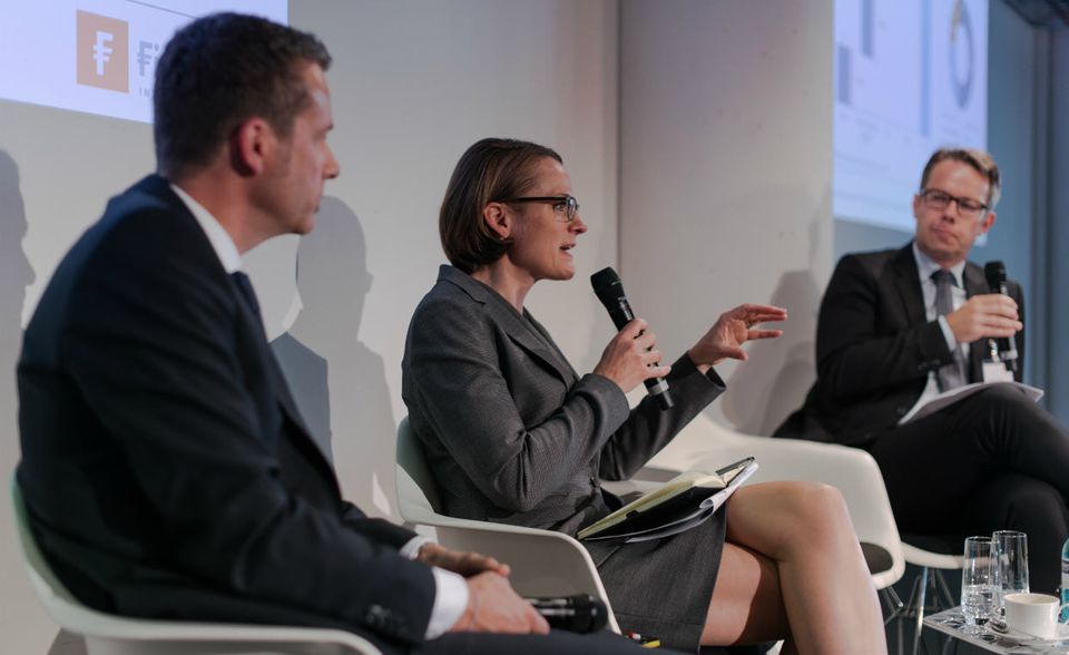 Kapitalmarktstratege Carsten Roemheld (l.) und Sonja Laud, Aktienchefin der Fondsgesellschaft Fidelity, sprachen mit dem Frankfurter Capital-Büroleiter Christian Kirchner über die Megatrends an den Finanzmärkten. Die These des Fidelity-Duos: Anleger sollten auf Schwellenländer setzen, hier seien deutlich höhere Erträge zu holen.