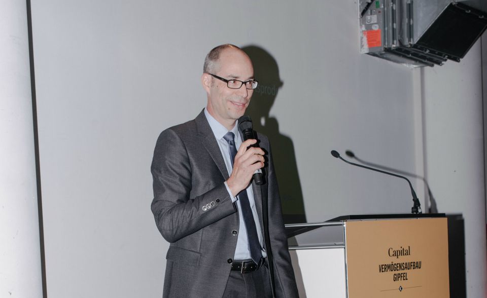 Jürgen Bierbaum ist Vorstand der Alten Leipziger Versicherung und sprach darüber, ob Rentenversicherungen ein Auslaufmodell oder ein Zukunftsprodukt sind. Er wies darauf hin, dass Rentenversicherungen heute weit flexibler sind als früher. Der Mathematiker zeigte anhand einer Berechnung, dass sich die Leistungen der Produkte nach Steuern durchaus mit Entnahmeplänen messen können.