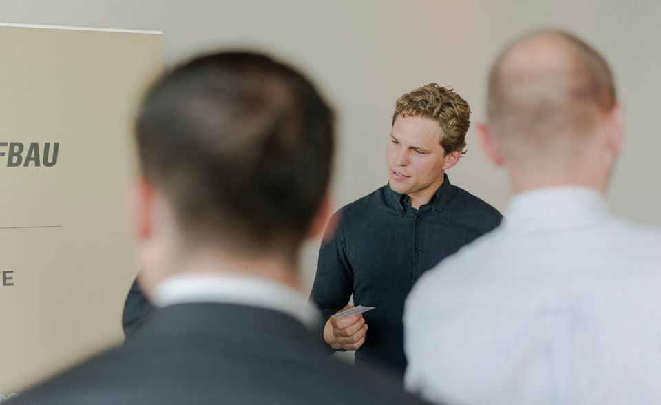 Erik Podzuweit ist Co-Gründer des Fintechs Scalable, einem digitalen Vermögensverwalter, dem Kunden innerhalb von zwei Jahren mehr als eine Milliarde Euro anvertraut haben – und der deshalb ein Shootingstar der deutschen Finanzbranche ist. Kein Wunder, dass viele Besucher nach Podzuweits Vortrag das Gespräch mit dem Gründer suchten, der gerne Auskunft gab.