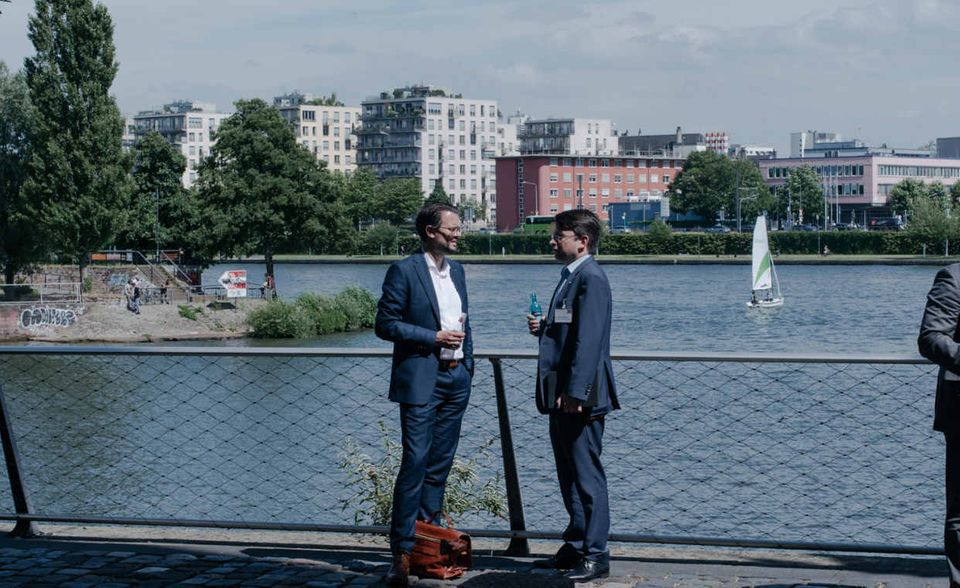 Das gute Wetter und die direkte Main-Lage des Westhafen-Piers nutzten viele Teilnehmer dazu, um ihre Diskussionen und das Networking draußen fortzusetzen.