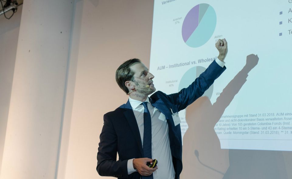 Viele aktive Fonds, also jene Fonds mit Manager, schneiden schlechter ab als ihr Vergleichsindex. Florian Uleer, Deutschland-Chef der Fondsgesellschaft Columbia Threadneedle, erklärte den Besuchern, wie sie gute aktive Fonds finden. Sie sollten beispielsweise darauf achten, dass ein Fonds nicht zu viele Aktien hält. In der Regel sollten es zwischen 60 und 80 sein, rät Uleer.