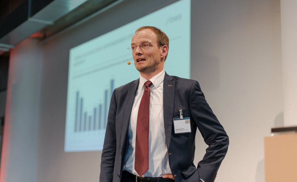 Hansjörg Pack ist Co-Fondsmanager des DWS Aktien Strategie Deutschland, der der erfolgreichste aktive Deutschland-Fonds ist, wie das große Capital Fondsranking in der Juli-Ausgabe zeigt. Pack analysierte, wie solide börsennotierte deutsche Unternehmen sind, denn seit Jahren sinken ihre Schulden. Das sei ein guter Puffer für schlechte Zeiten.