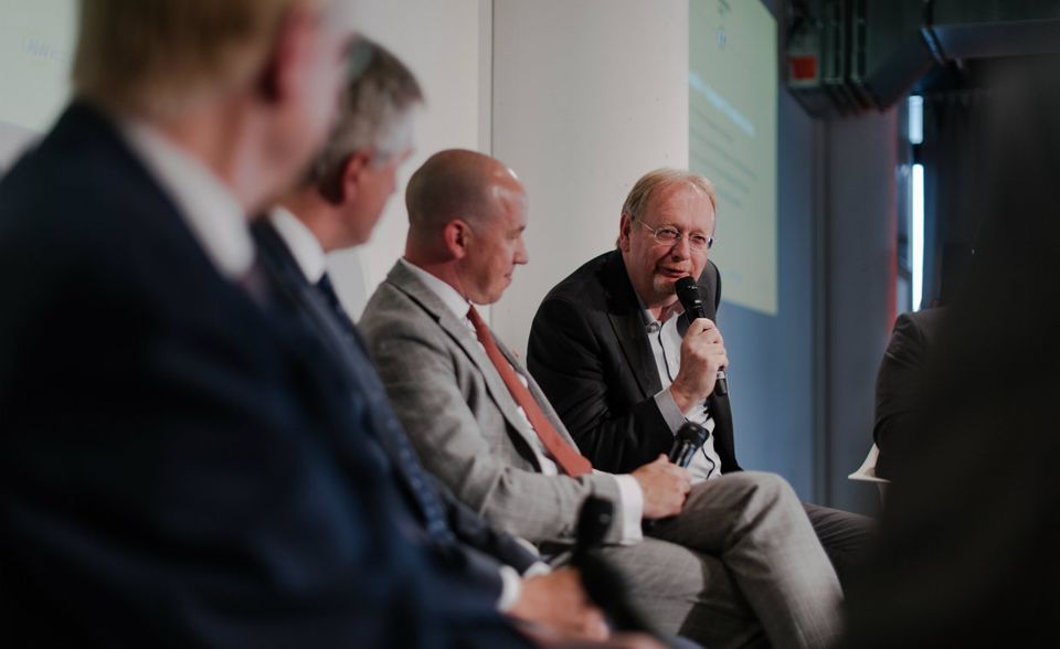 Peter Huber (sprechend am Mikrofon), Leiter des Portfolio-Managements bei der Fondsgesellschaft StarCapital aus Oberursel im Taunus, nahm an der Abschlussdiskussion teil, bei der es um Strategien für volatilere, also ruppigere Zeiten an den Börsen ging. Weitere Diskutanten waren Thomas Mayer, Gründungsdirektor des Flossbach von Storch Research Instituts (erster v. l.), Bernd Meyer, Chefstratege Welt und Asset Management bei Berenberg (zweiter v. l.), und Volker Schilling von Greiff Capital Management. Starcapital-Experte Peter Huber fühlte sich bei den stark gestiegenen Kursen von Tech-Giganten wie Facebook an frühere Krisen erinnert, wo viele bis zum Crash glaubten: Die Kurse bestimmter Unternehmen würden einfach immer weiter steigen, so wie das jetzt der Fall bei den Tech-Giganten ist.