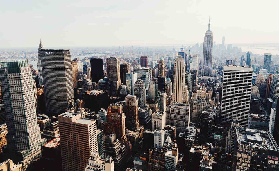 #1 Manhattan ist eine kleine Insel und jeder Quadratmeter wird teuer bezahlt. ECA International kalkuliert die durchschnittlichen Kosten eines Vier-Sterne-Hotelzimmers in New York mit 509 Dollar. Da dürften allerdings gute Lage und kurzfristige Buchung eine Rolle spielen. Daneben treibt die Trinkgeld-Praxis in Restaurants die Kosten in die Höhe. 15 bis 20 Prozent werden auf jede Rechnung draufgeschlagen. 793 Dollar täglich – mit dieser Summe ist New York der unangefochtene Spitzenreiter der Studie.