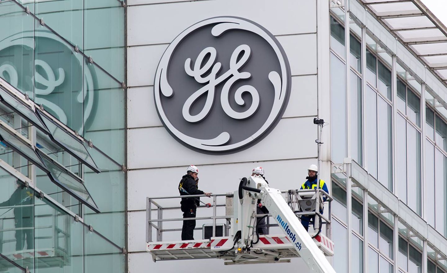 Das Logo von General Electric an der Fassade der Konzernzentrale in Cincinnati steht für einen 126 Jahre alten Industrieriesen. Der angekündigte Umbau kommt einer Zerschlagung gleich.
