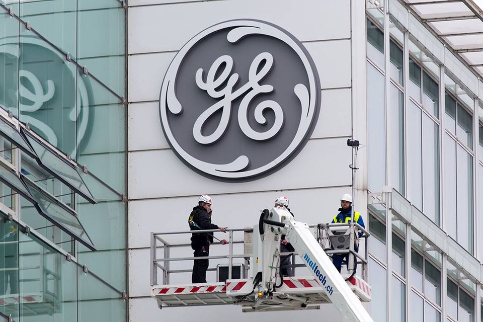 Das Logo von General Electric an der Fassade der Konzernzentrale in Cincinnati steht für einen 126 Jahre alten Industrieriesen. Der angekündigte Umbau kommt einer Zerschlagung gleich.