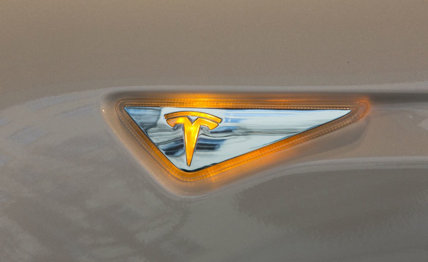 Tesla-Logo: Das kalifornische Unternehmen ist an der Börse fast so viel Wert wie Daimler