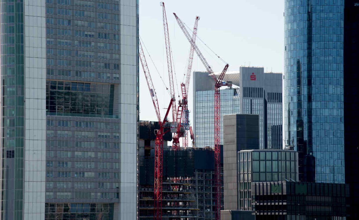 In den Frankfurter Bankentürmen herrscht Zuversicht. Sind Banker zu optimistisch?